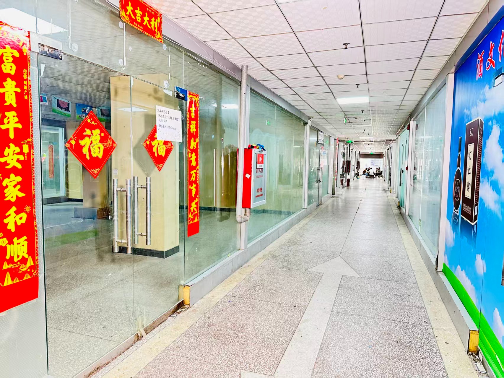 广州市场中街园区位于洛阳市老城区春都路商贸核心区域，周边商业氛围成熟，交通便利，配套完善。依托传统副食品商贸资源，园区具备良好的经营基础和人气优势，是企业办公、商品展示、批发零售及创业发展的理想选择。_COPY